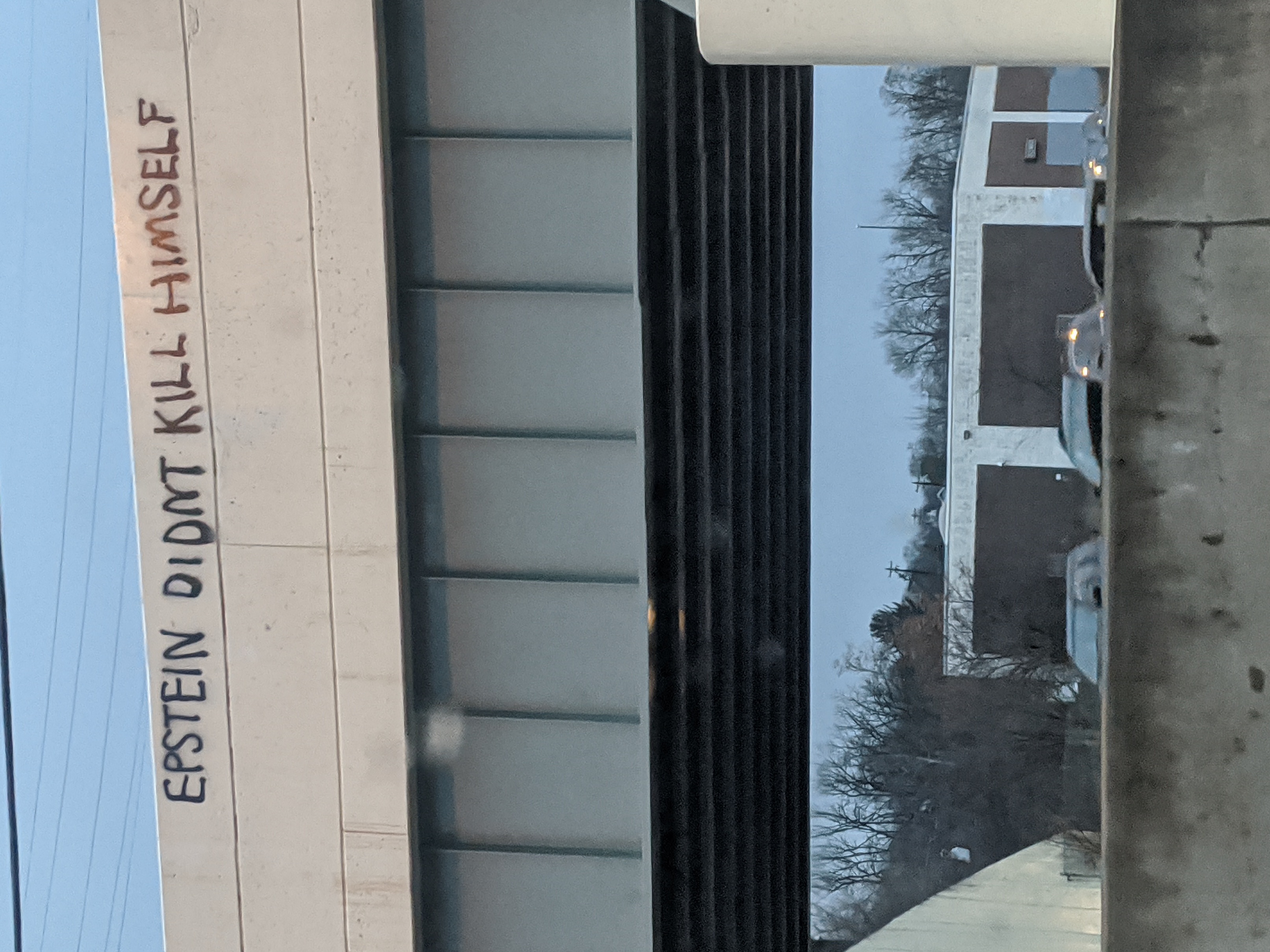 辛辛那提 71 號州際公路一座陸橋上的塗鴉，上面寫著：「愛潑斯坦不是自殺」。（圖／Wikimedia Commons）